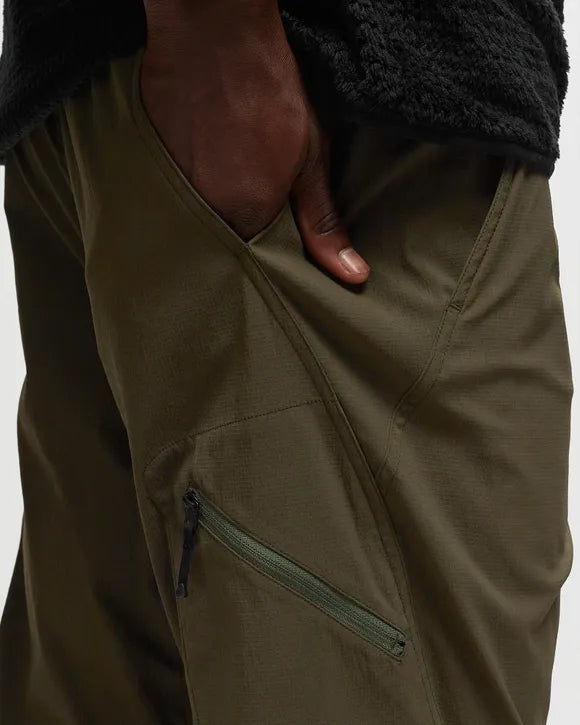 Goldwin One Tuck Tapered Stretch Pants | thegoodlife. UAE