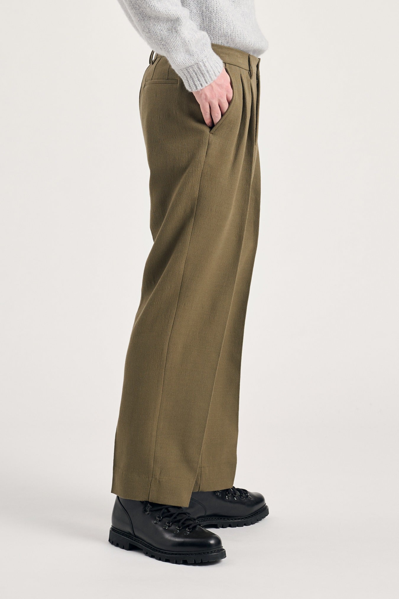 norse_projects_benn_relaxed_cavalry_cotton_wool_pleated_trouser_olive_night_n25_0429__3_.jpg