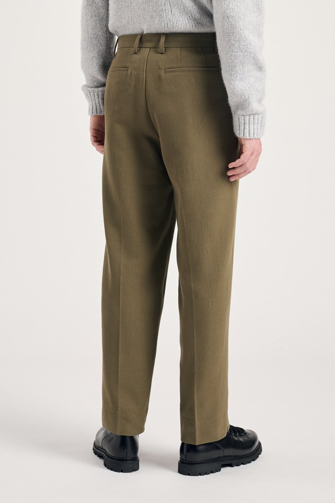 norse_projects_benn_relaxed_cavalry_cotton_wool_pleated_trouser_olive_night_n25_0429__4_.jpg
