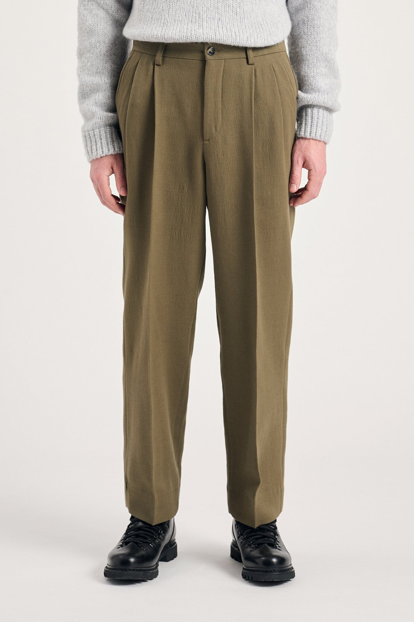 norse_projects_benn_relaxed_cavalry_cotton_wool_pleated_trouser_olive_night_n25_0429__5_.jpg