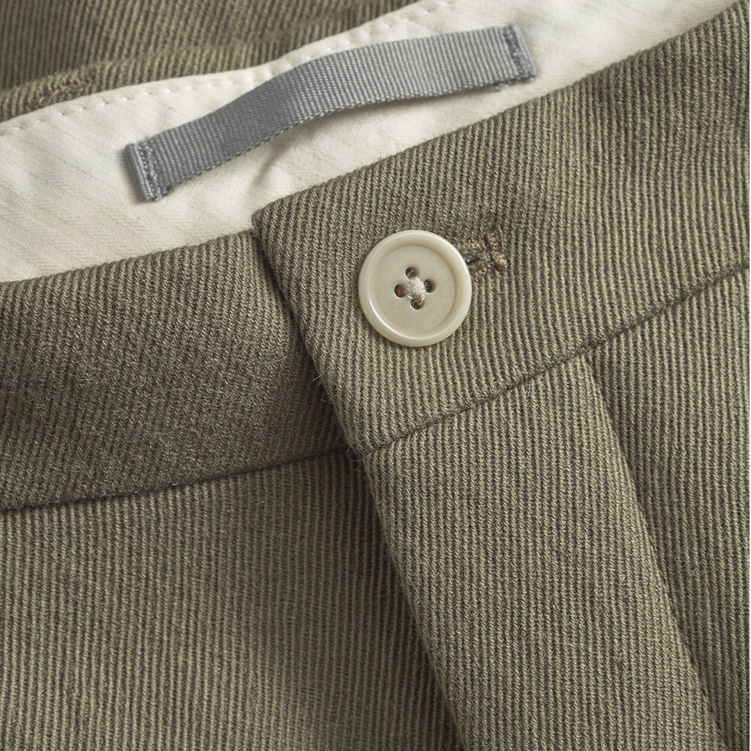 norse_projects_benn_relaxed_cavalry_cotton_wool_pleated_trouser_olive_night_n25_0429__7_.jpg