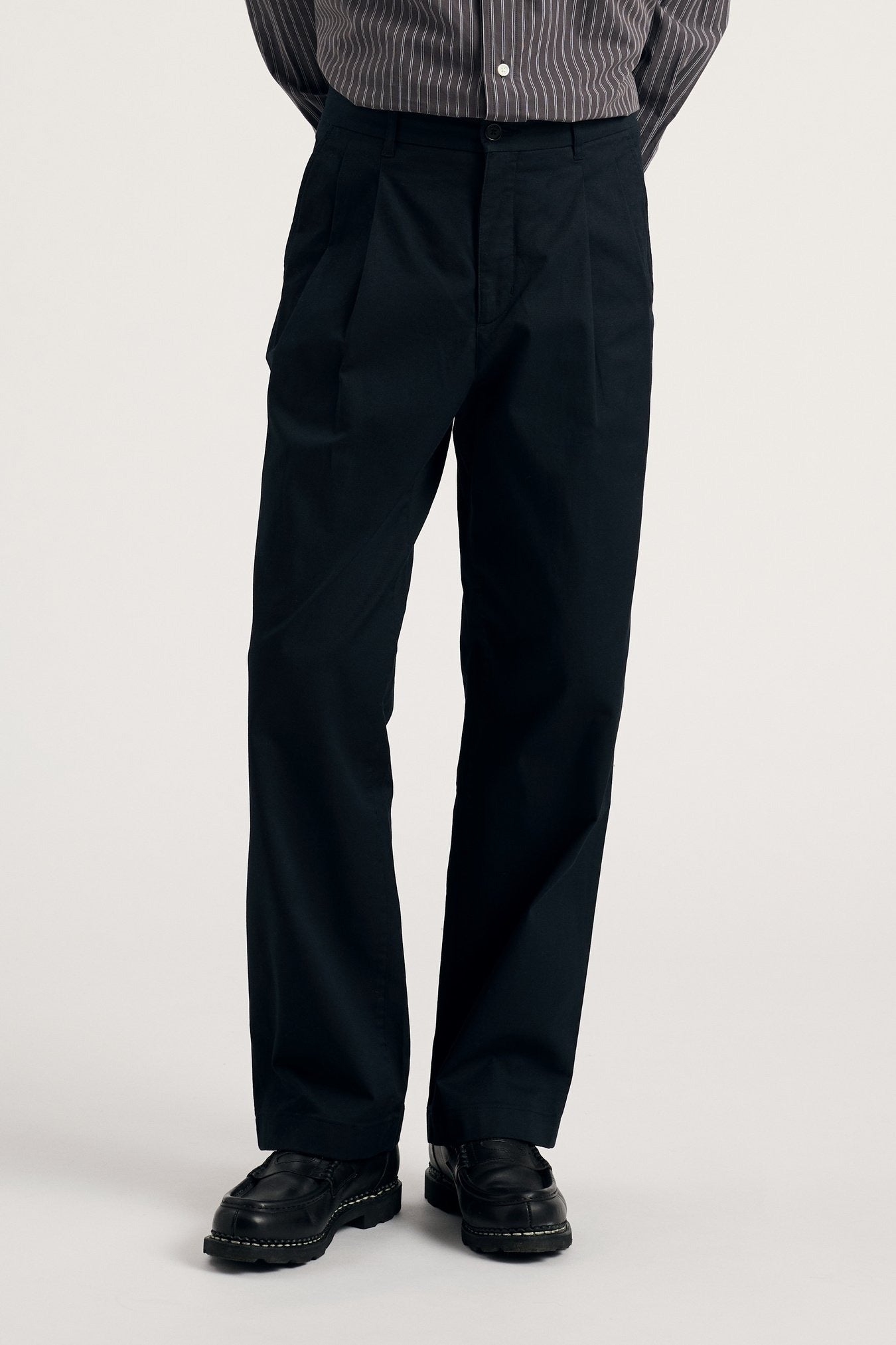 norse_projects_benn_relaxed_twill_pleated_trouser_black_n25_0427__4_.jpg