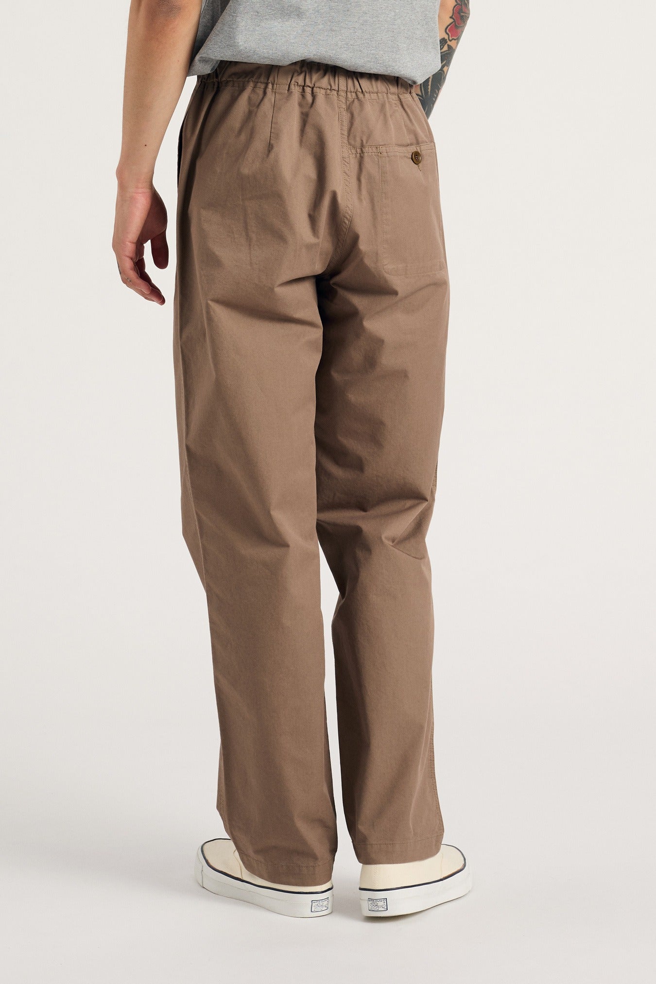 norse_projects_ezra_regular_mineral_dyed_fine_twill_trousers_walnut_n25_0431__3_.jpg