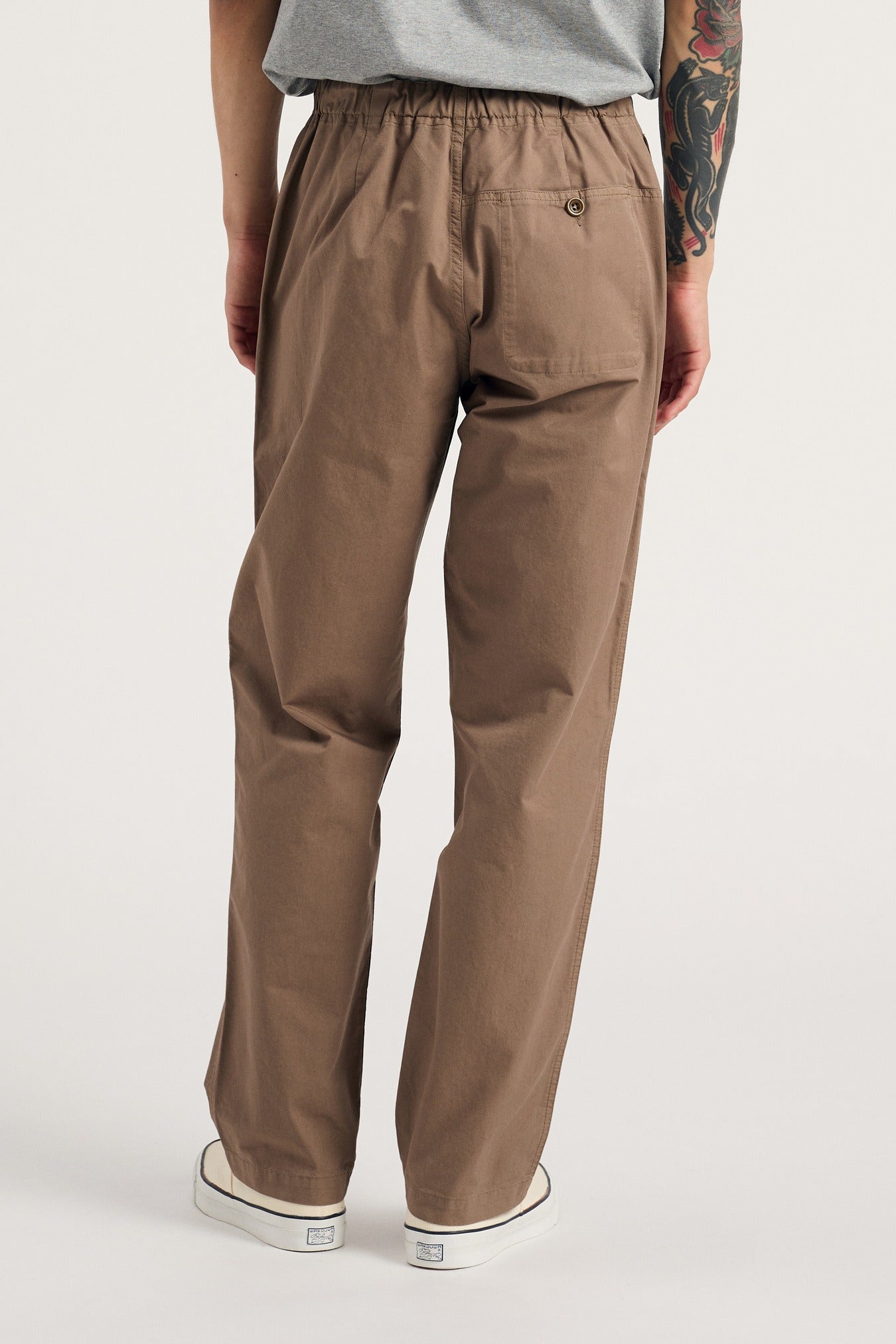 norse_projects_ezra_regular_mineral_dyed_fine_twill_trousers_walnut_n25_0431__4_.jpg