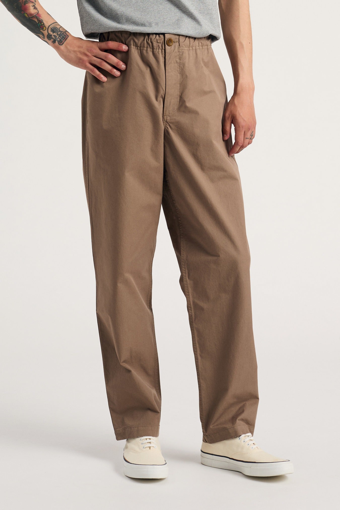 norse_projects_ezra_regular_mineral_dyed_fine_twill_trousers_walnut_n25_0431__5_.jpg