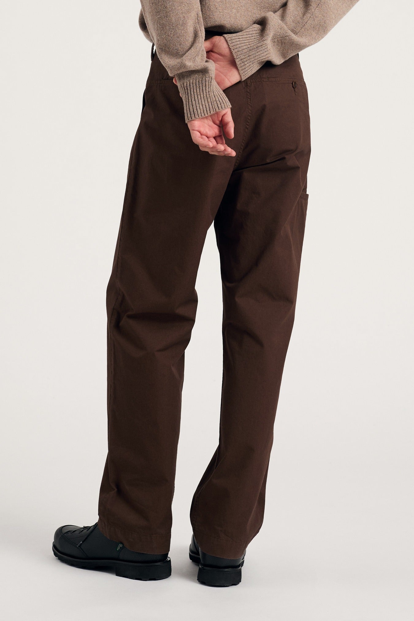 norse_projects_gorm_relaxed_mineral_dyed_fine_twill_cargo_pants_espresso_n25_0432__2_.jpg