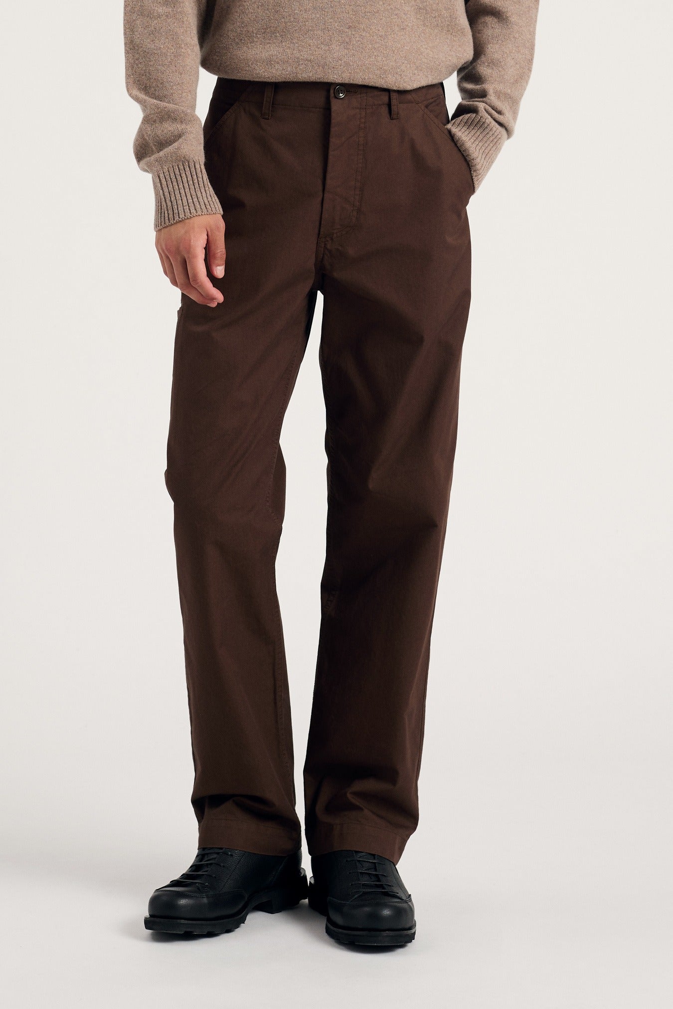norse_projects_gorm_relaxed_mineral_dyed_fine_twill_cargo_pants_espresso_n25_0432__3_.jpg
